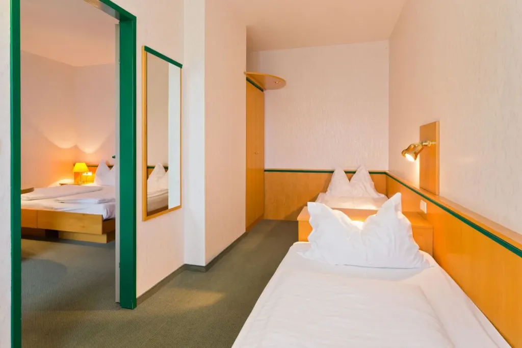 Familienzimmer im Motel Baden mit Einzelbett und Verbindung zum Nebenraum