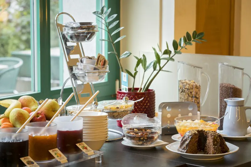 Frühstück Frühstückstisch mit Gebäck, Obst und Kaffee im Motel Baden