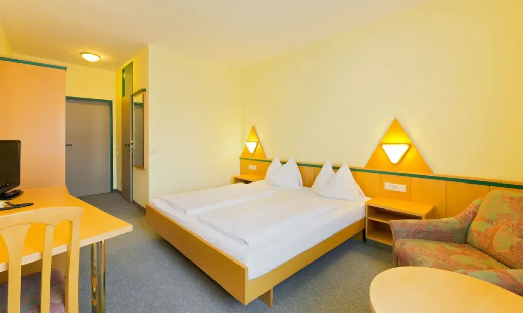 Garagenzimmer 1 Garagenzimmer im Motel Baden mit Doppelbett