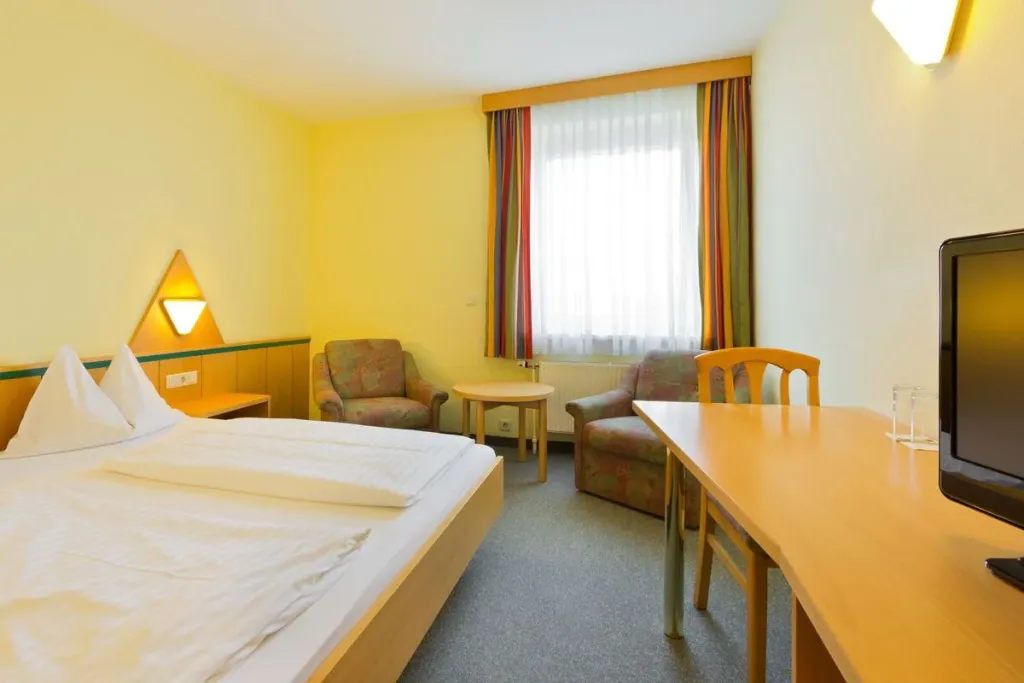 Garagenzimmer im Motel Baden mit Sitzecke und Schreibtisch