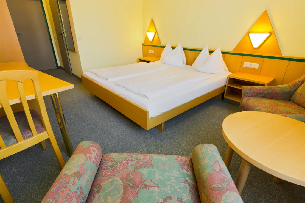 Doppelzimmer mit privater Garage (Raucher) im Motel Baden mit Doppelbett und Sitzecke