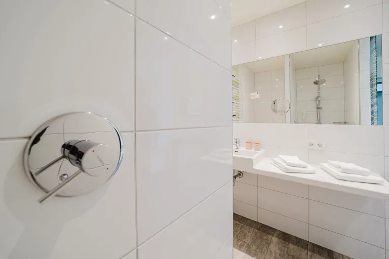 Armatur und Waschtisch im Badezimmer des Motel Baden