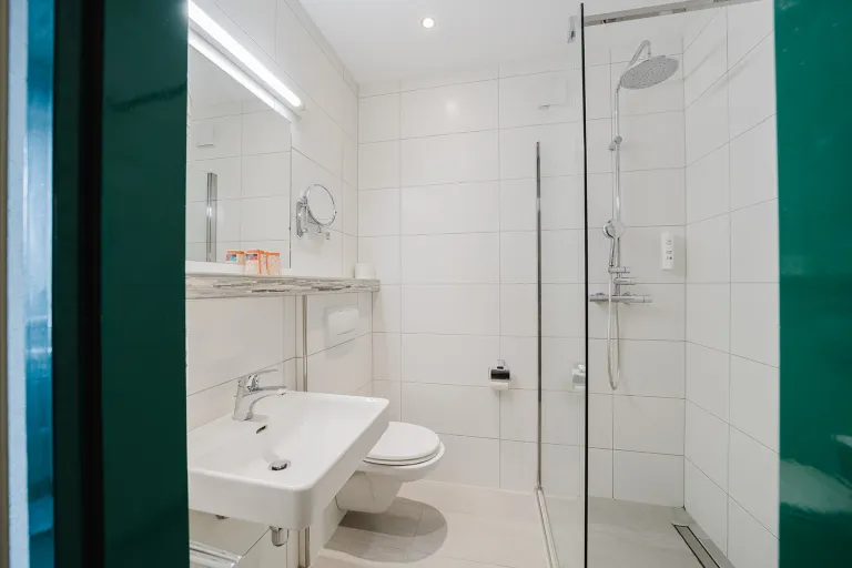 Blick in das moderne Badezimmer mit Dusche im Motel Baden