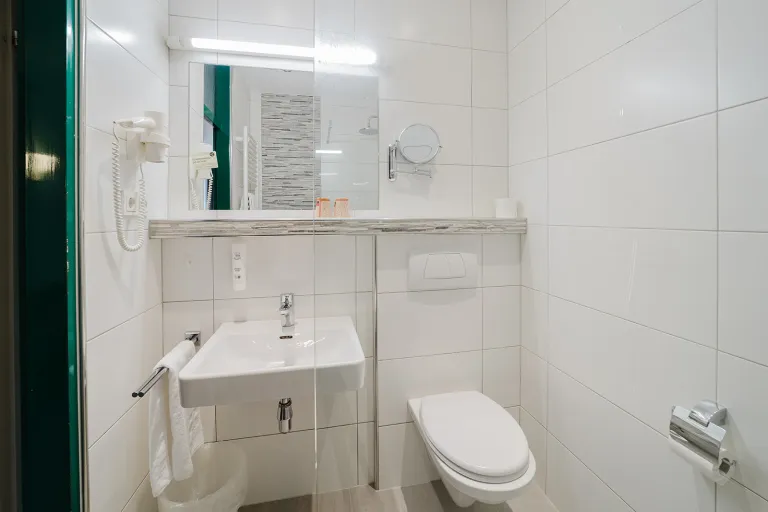 Waschtisch und WC im modernen Badezimmer des Motel Baden