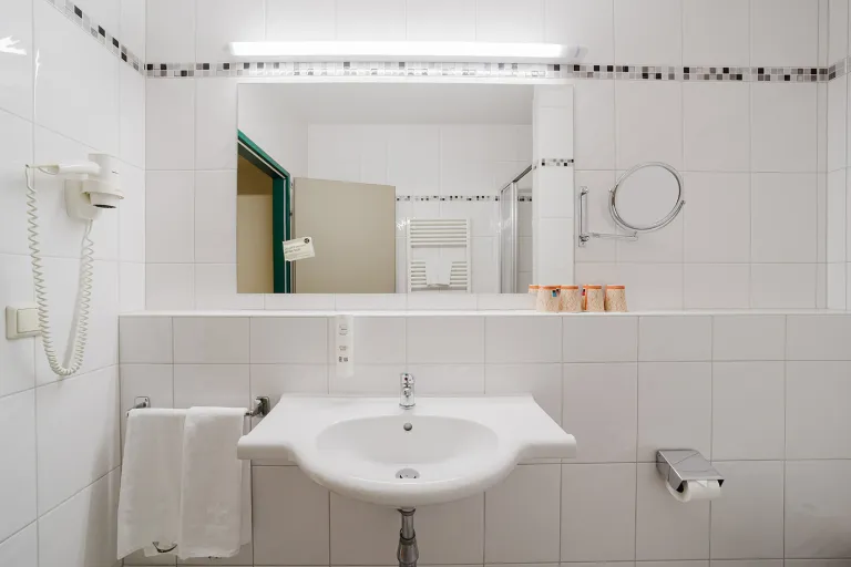 Waschtisch mit großem Spiegel und Kosmetikspiegel im Motel Baden