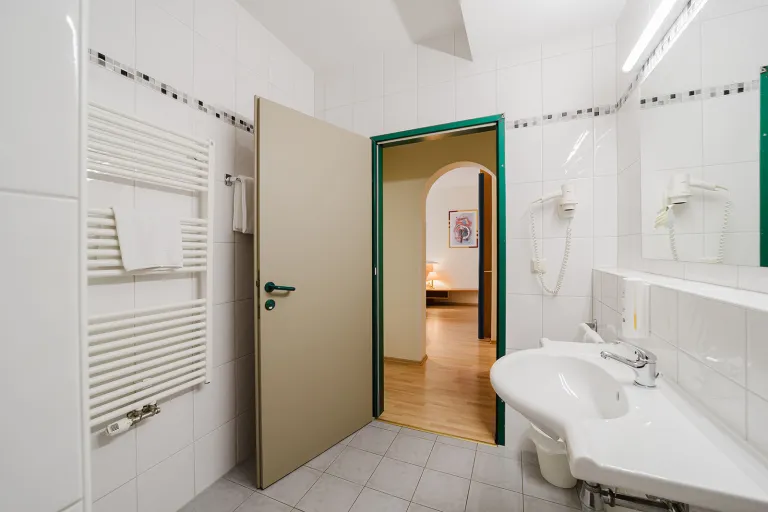 Badezimmer mit Waschtisch und Föhn im Motel Baden