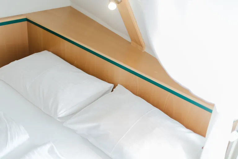 Bett unter der Dachschräge im Motel Baden