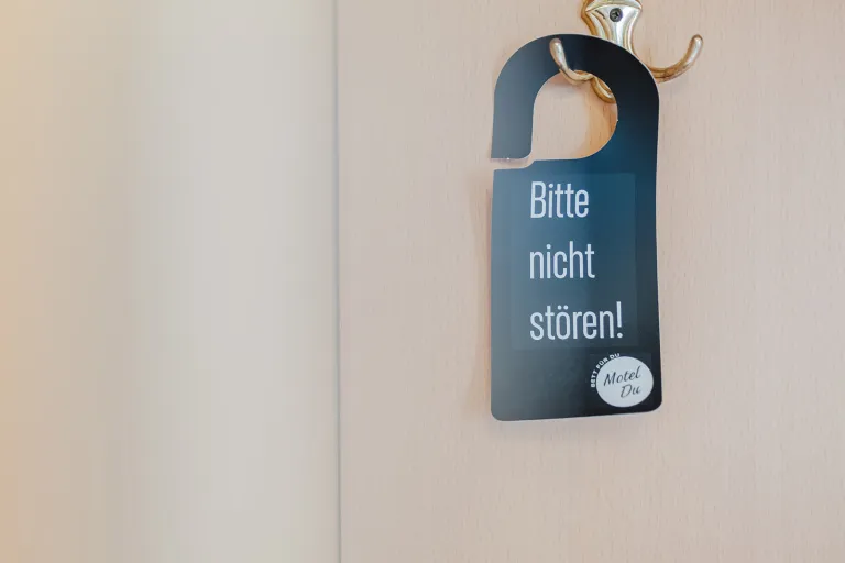 Türhänger „Bitte nicht stören!“ im Motel Baden