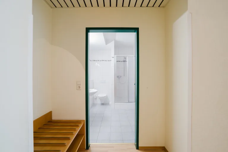 Blick vom Zimmer ins Badezimmer im Motel Baden