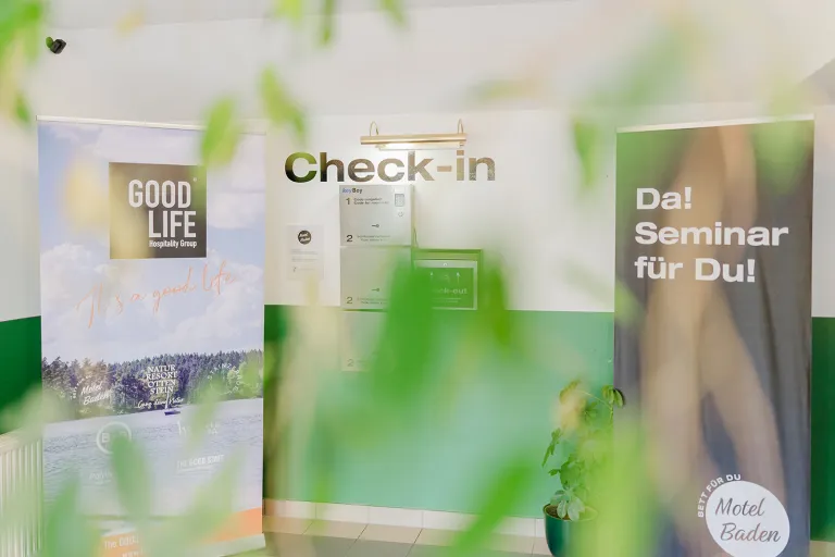 Check-in-Bereich mit Rollups im Motel Baden