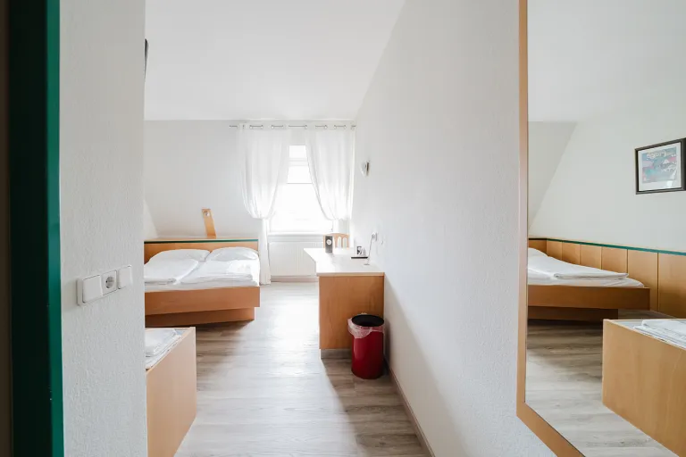 Blick in ein Doppelzimmer im Dachgeschoss des Motel Baden