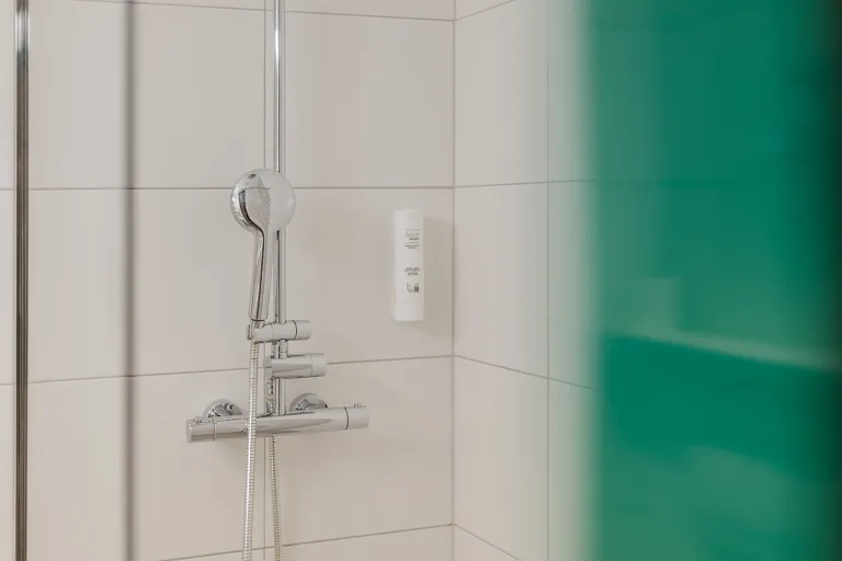 Duscharmatur im Badezimmer des Motel Baden