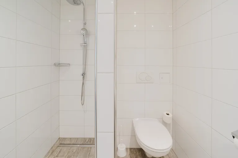 Dusche und WC im Badezimmer des Motel Baden