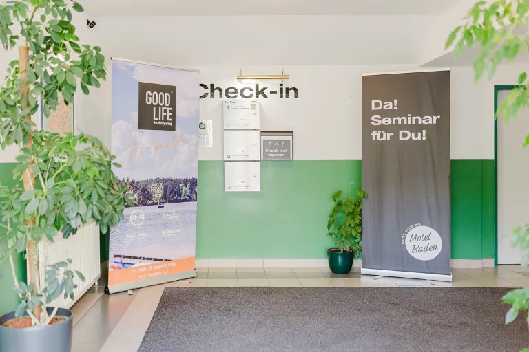 Eingangsbereich mit Check-in im Motel Baden