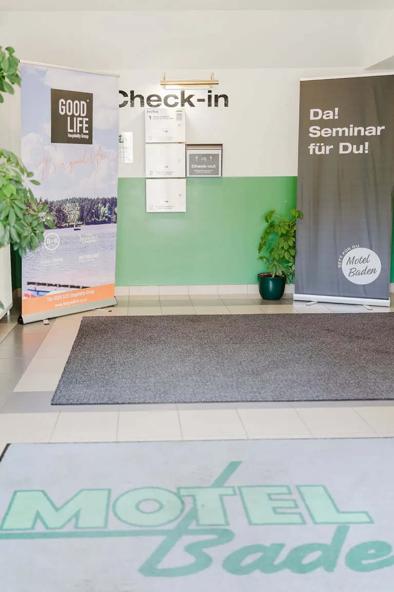 Eingangsbereich mit Logo-Fußmatte im Motel Baden