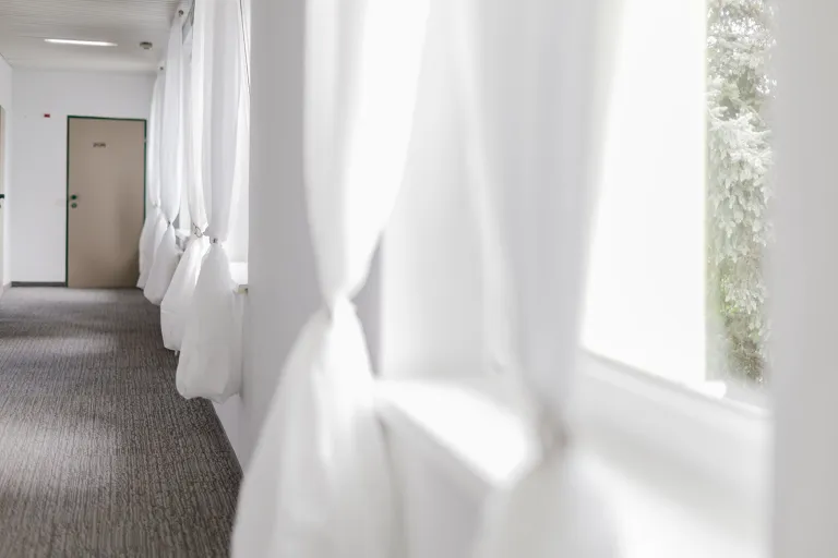 Heller Flur im 2. Stock des Motel Baden