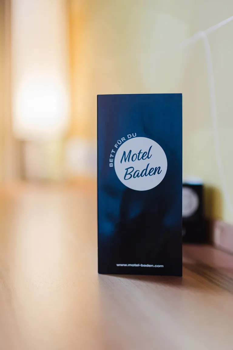 Motel-Baden-Flyer im Zimmer