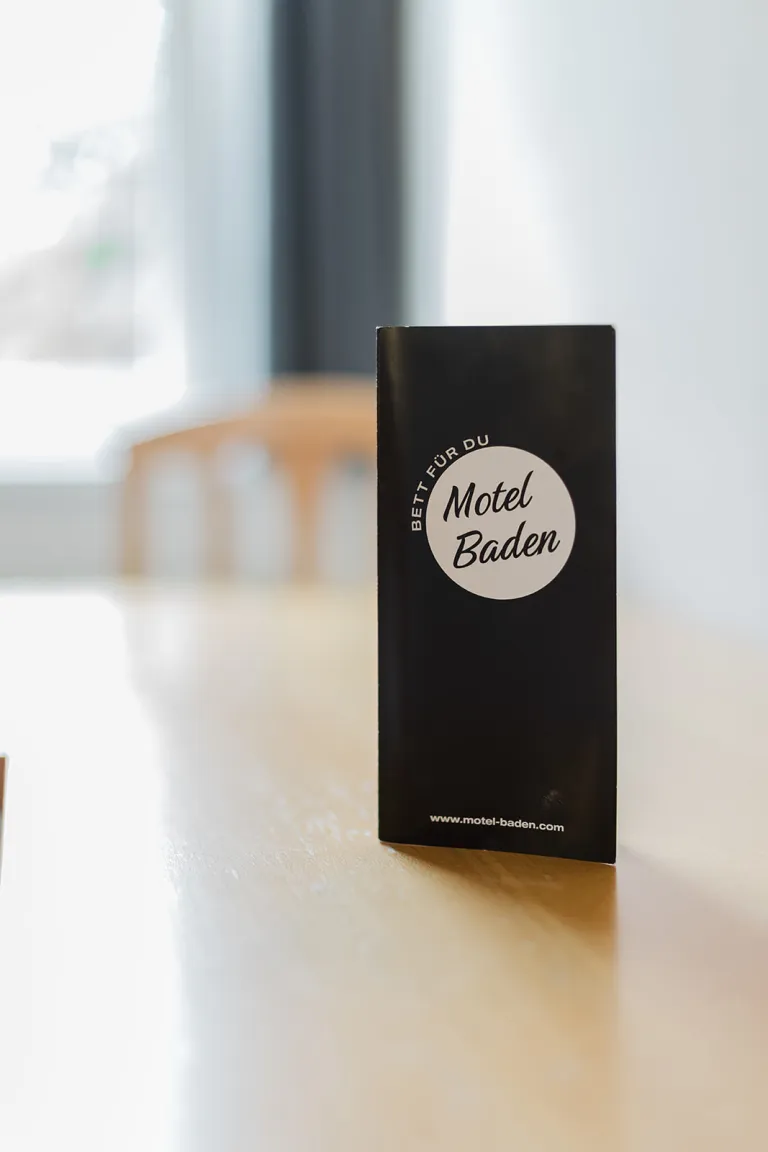Motel-Baden-Flyer auf einem Tisch