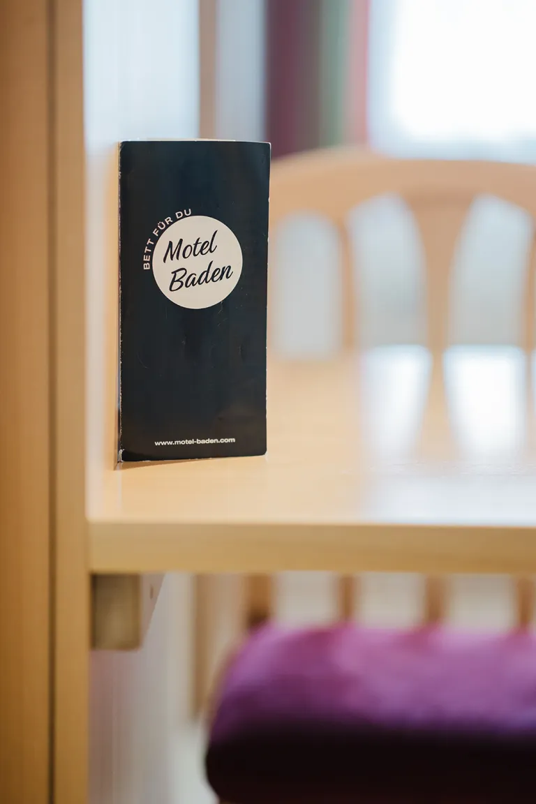 Motel-Baden-Flyer auf dem Tisch im Zimmer