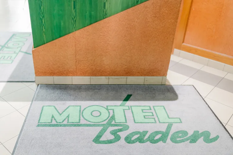 Fußmatte mit Motel-Baden-Logo am Eingang
