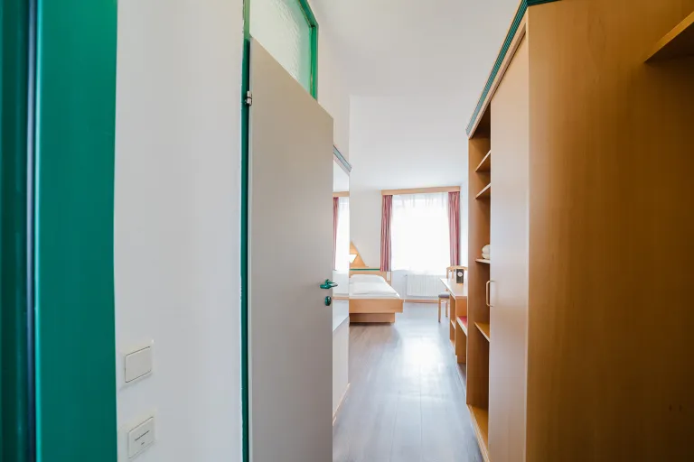 Blick vom Eingang ins Zimmer über der Garage im Motel Baden