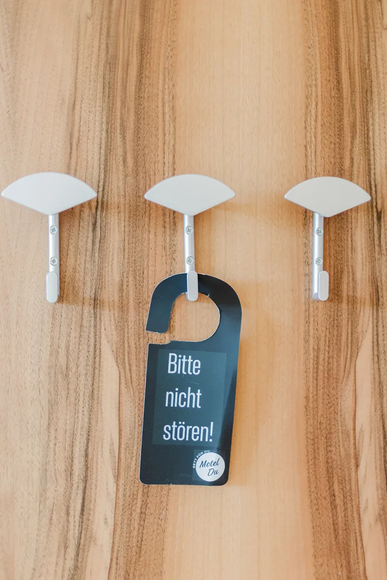 Garderobenhaken mit Türhänger „Bitte nicht stören!“ im Motel Baden