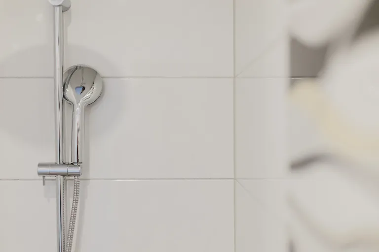 Handbrause in der Dusche des Motel Baden