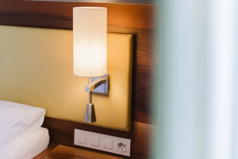 Nachttischlampe neben dem Bett im Motel Baden