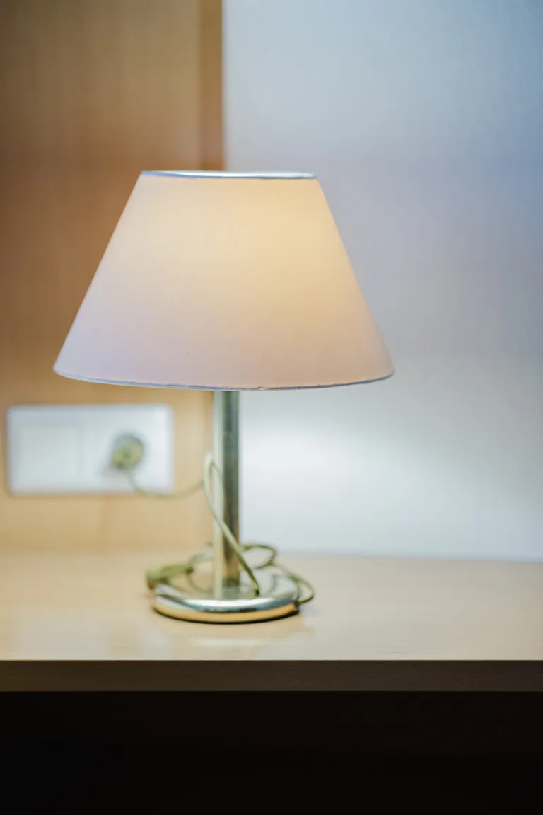 Nachttischlampe im Zimmer des Motel Baden
