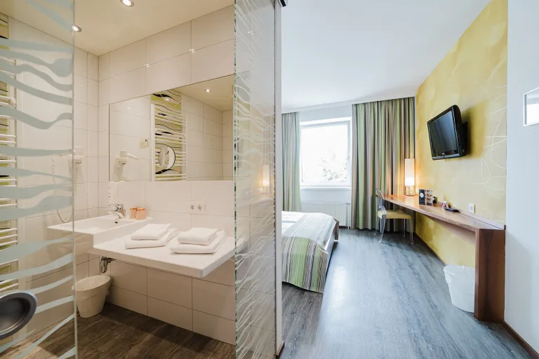 Doppelzimmer mit offenem Badbereich im Motel Baden