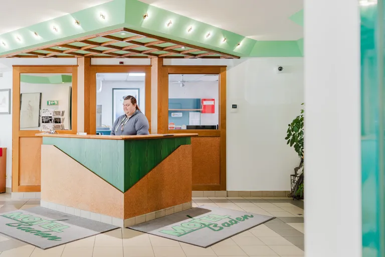 Check-in an der Rezeption des Motel Baden
