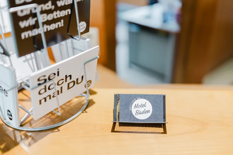 Prospekte und Visitenkarte an der Rezeption des Motel Baden