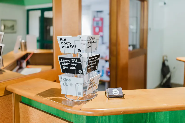 Rezeption mit Prospektständer im Motel Baden