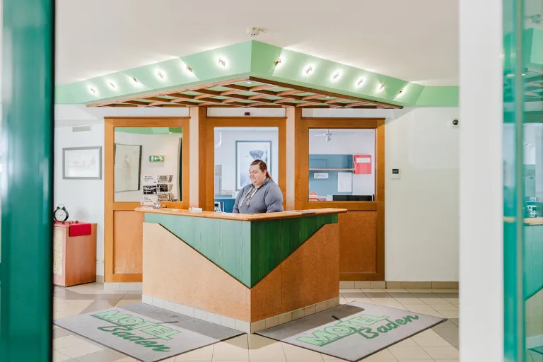 Rezeption des Motel Baden mit Mitarbeiterin