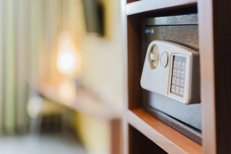 Zimmersafe im Regal im Motel Baden