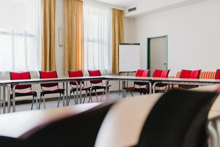 Großer Seminarraum im 1. Stock mit Flipchart im Motel Baden