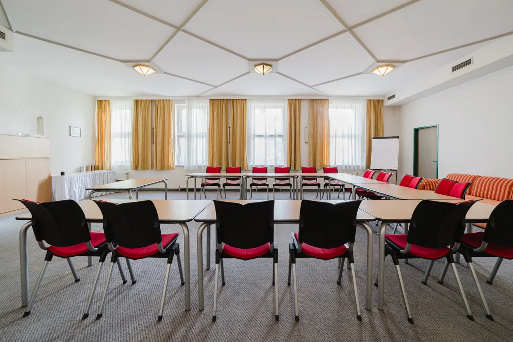 Seminarraum mit roten Stühlen in U-Form Großer Seminarraum im 1. Stock mit roten Stühlen in U-Form im Motel Baden