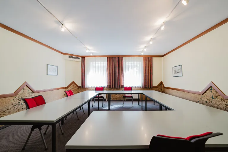 Kleiner Seminarraum im Erdgeschoss mit Tischen in U-Form im Motel Baden