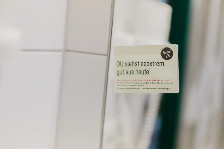 Karte „DU siehst einfach gut aus heute!“ im Badezimmer des Motel Baden