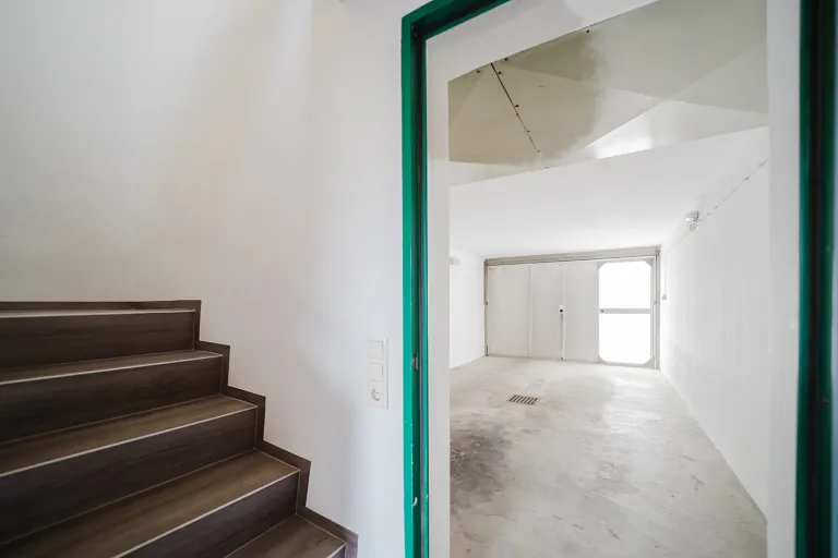 Treppe und Zugang zur Garage im Motel Baden