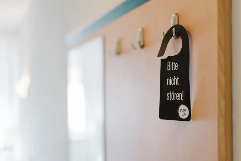 Türhänger „Bitte nicht stören!“ an der Garderobe im Motel Baden