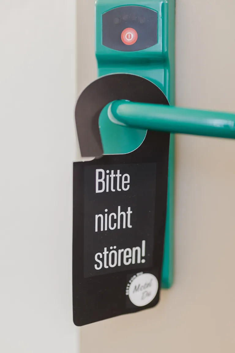 Türhänger „Bitte nicht stören!“ an der Türklinke im Motel Baden