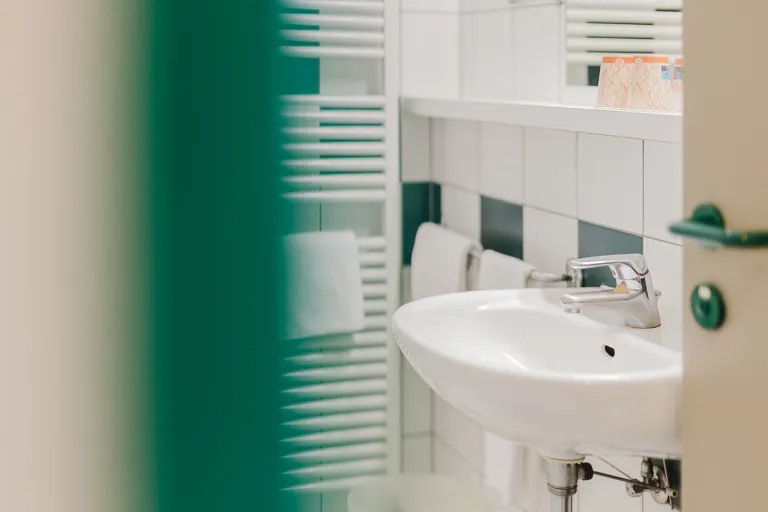 Waschbecken im Badezimmer des Motel Baden