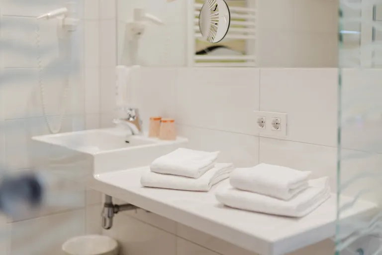 Waschtisch mit frischen Handtüchern im Motel Baden