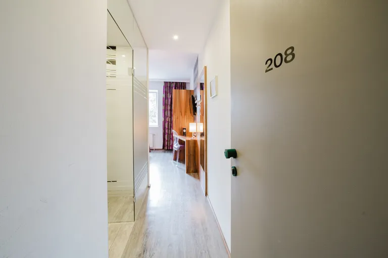 Offene Tür von Zimmer 208 mit Blick ins Zimmer im Motel Baden