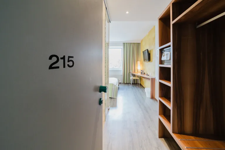Offene Tür von Zimmer 215 mit Blick ins Zimmer im Motel Baden