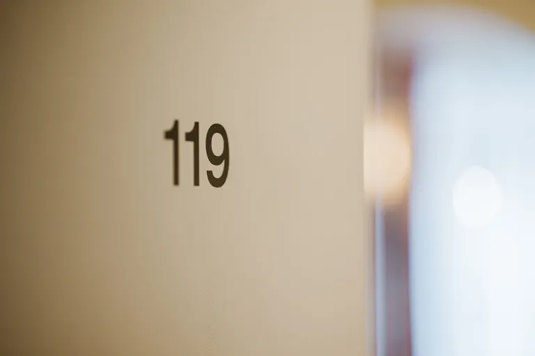 Zimmernummer 119 an einer Zimmertür im Motel Baden