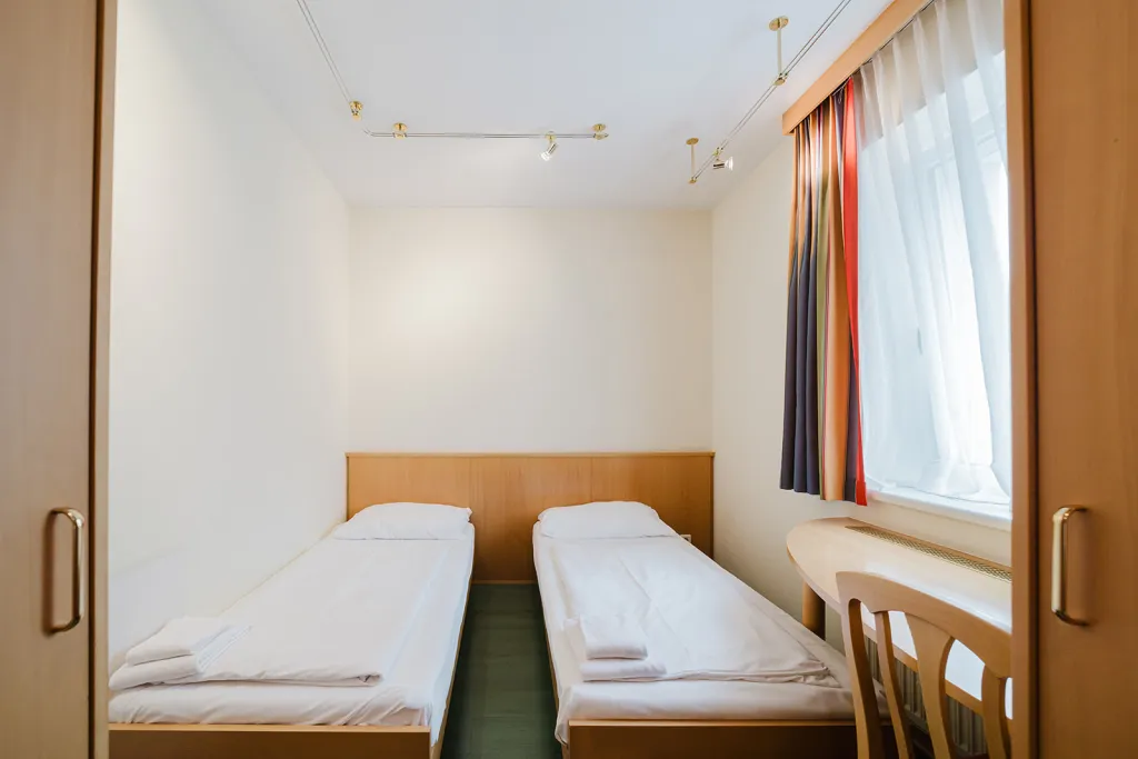 Zimmer mit zwei Einzelbetten und Fenster im Motel Baden